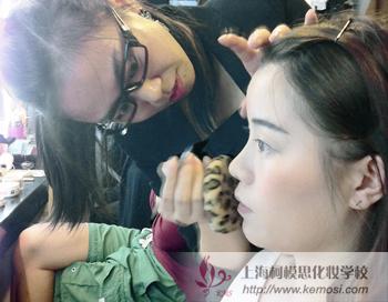 上海戲劇學(xué)院優(yōu)秀話劇《麥克白》上演,柯模思學(xué)員負(fù)責(zé)演員化妝造型